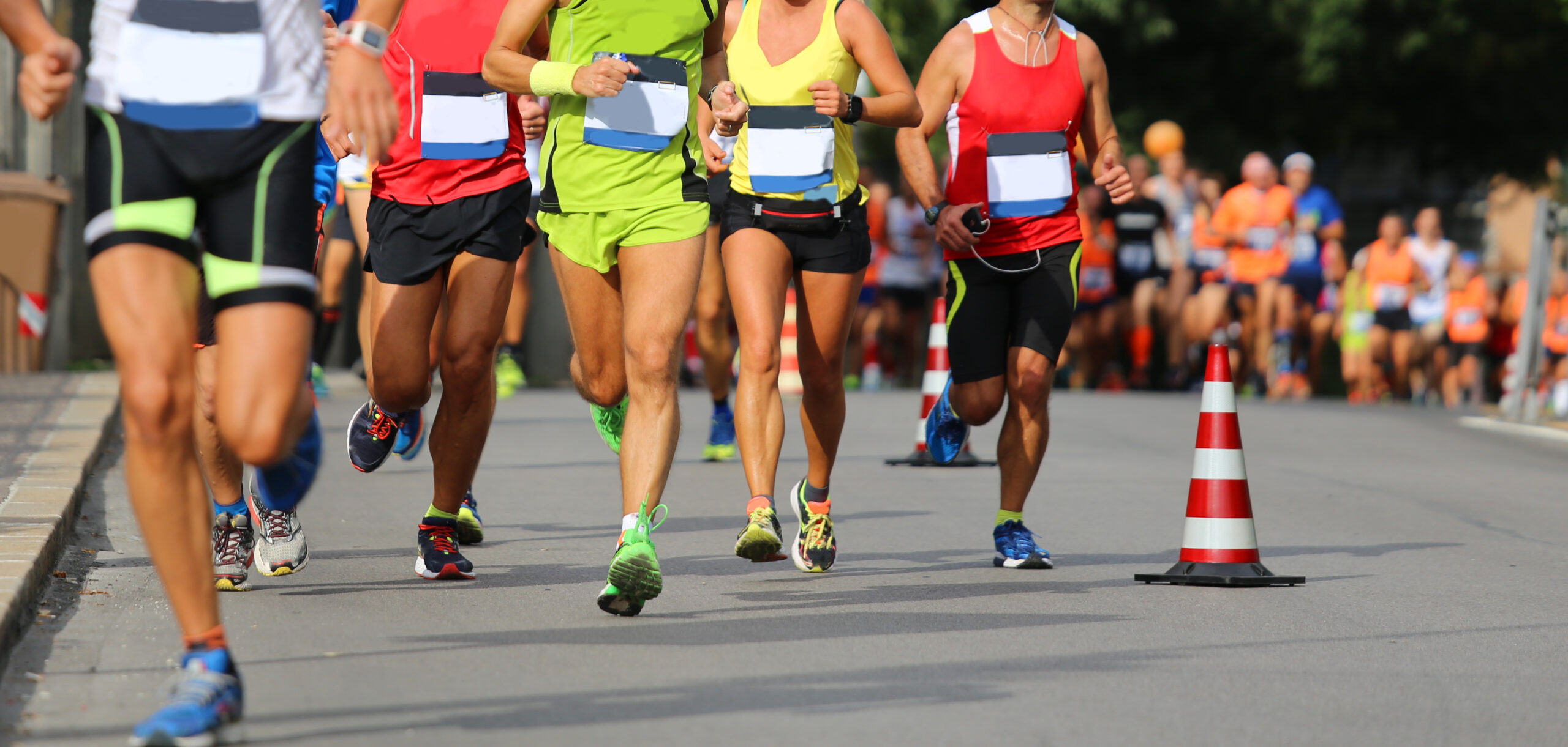 Racing running. Марафон бег. Люди бегут марафон. Медлительный марафон. Ноги бегут марафон.